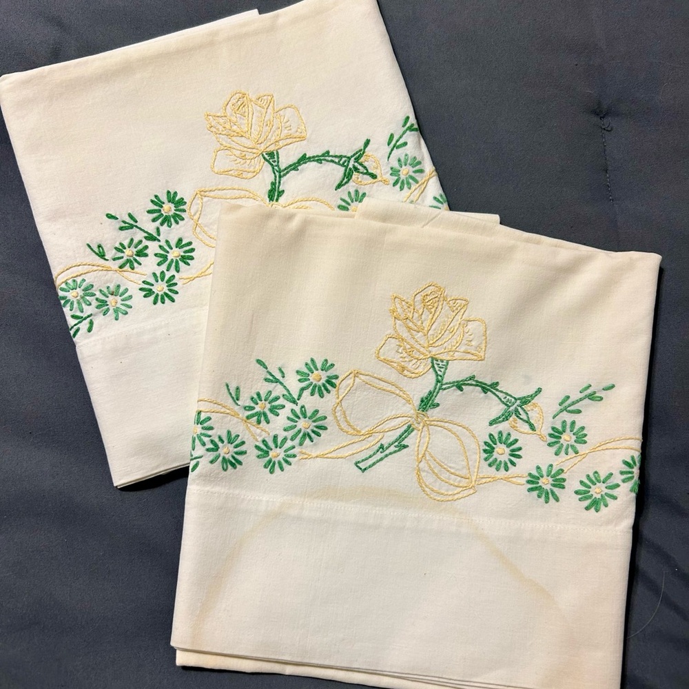 Vintage Handmade Embroidered Tulip Pillowcases Cutters‎